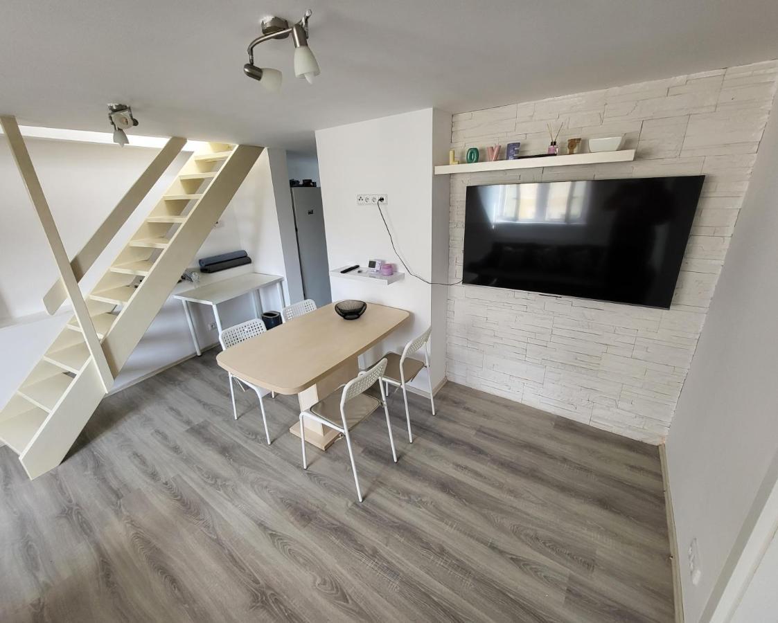 Excellent Apartments Central 3 Min Walk From The Colonnade KLV Exterior foto