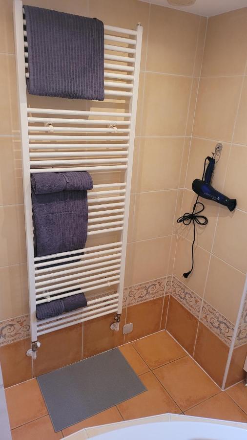 Excellent Apartments Central 3 Min Walk From The Colonnade KLV Exterior foto